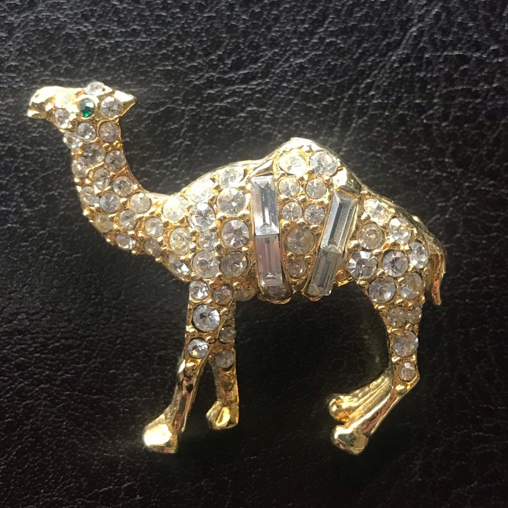 JEWELED GOLD CAMEL PIN